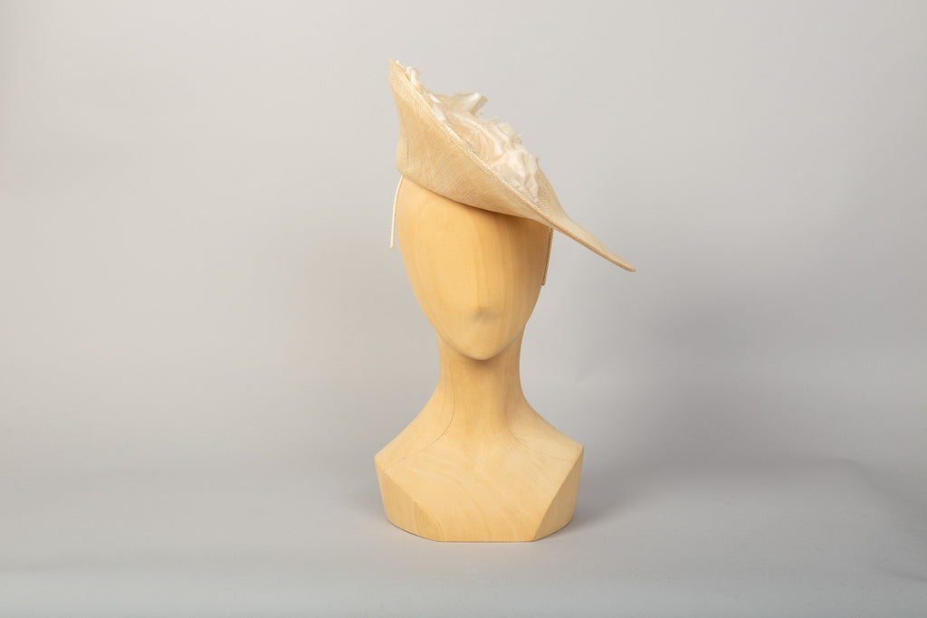 bibi ceremonie meghan habille fleur écru face