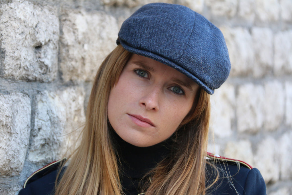 Casquette Eton chevron bleu porté femme