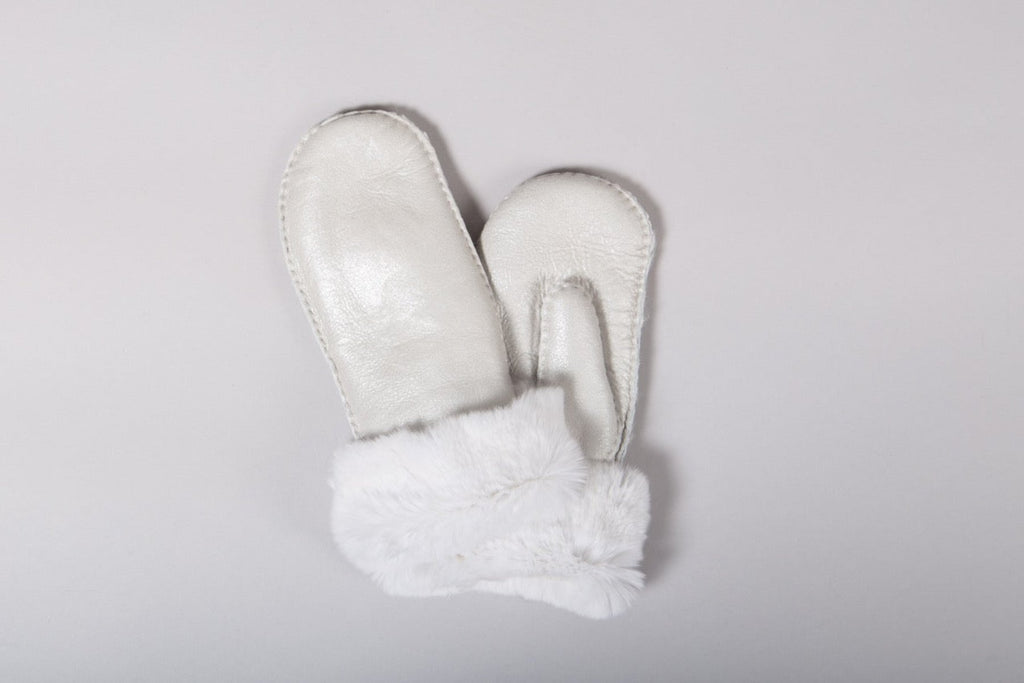 Curly mouffles peau argent packshot