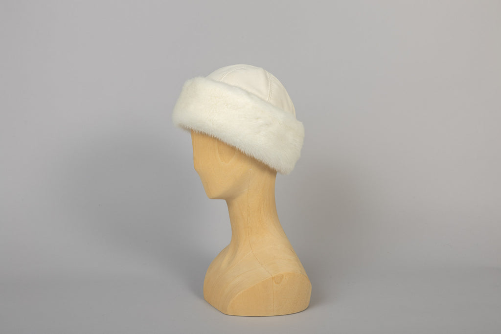 océane en vison blanc de profil