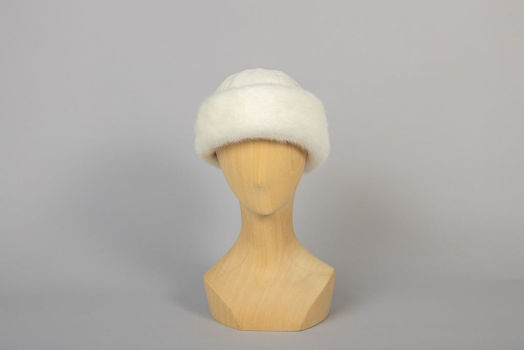 océane en vison balnc de face