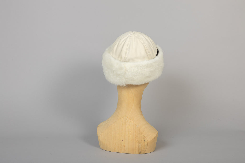 océane en vison blanc de dos