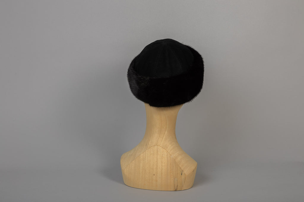 océane en vison noir de dos