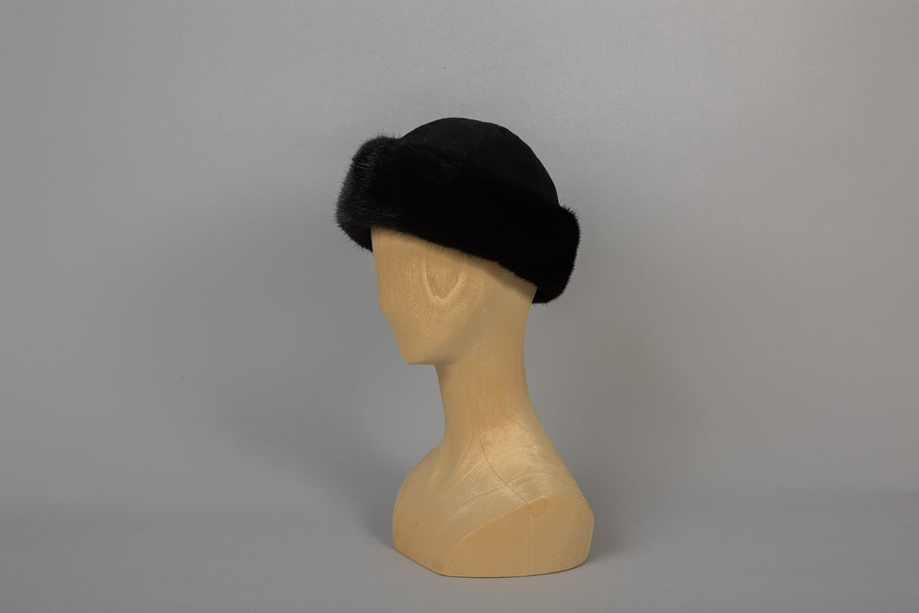 océane en vison noir de profil