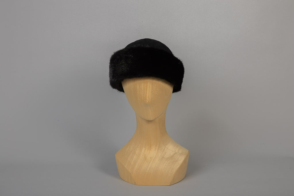 océane en vison noir de face