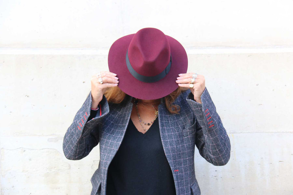 Chapeau Babylone feutre bordeaux porté femme