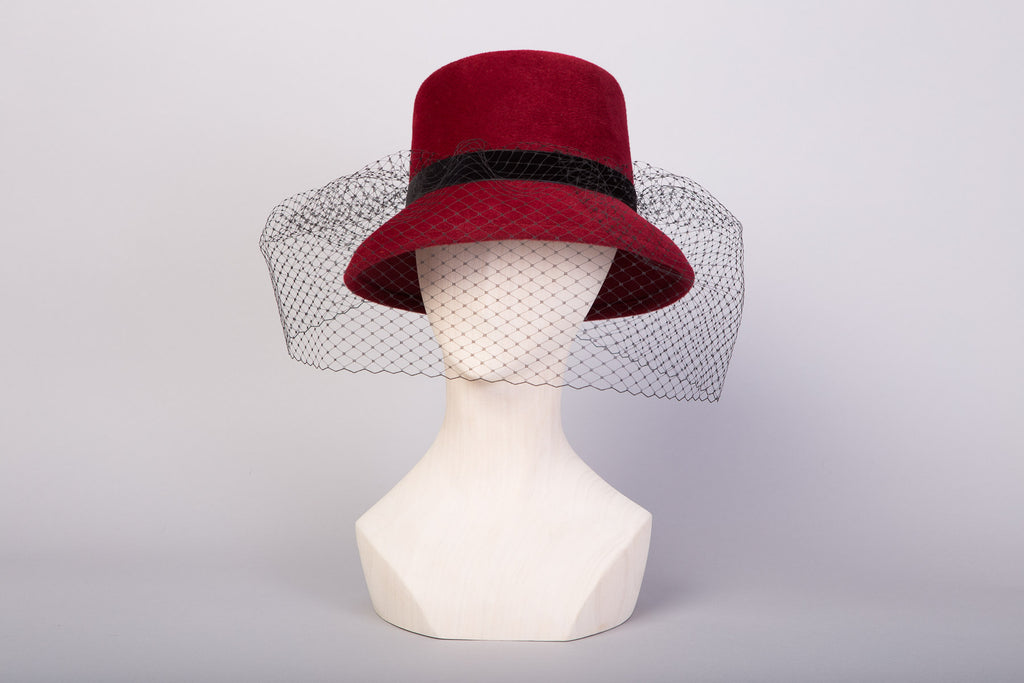 chapeau-femme-avec-voilette-apolline-rouge-courtois-paris
