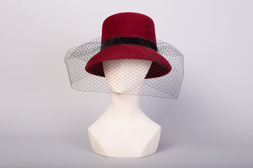 chapeau-femme-avec-voilette-apolline-rouge-courtois-paris