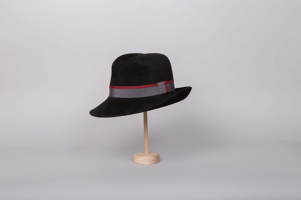 chapeau-feutre-femme-noir-parisienne-courtois
