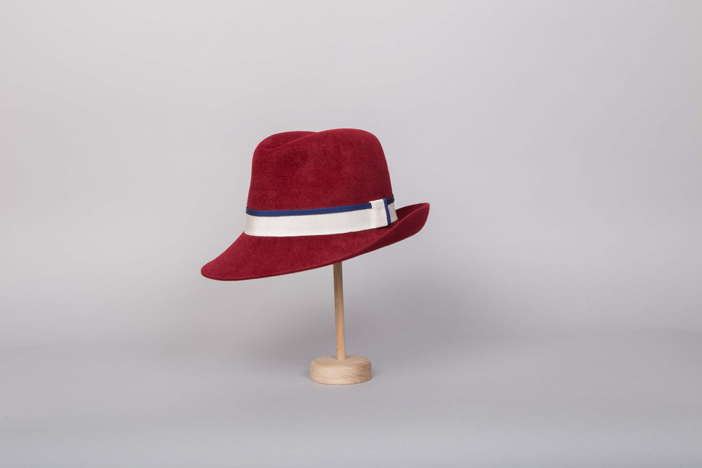 chapeau-feutre-femme-rouge-parisienne-courtois